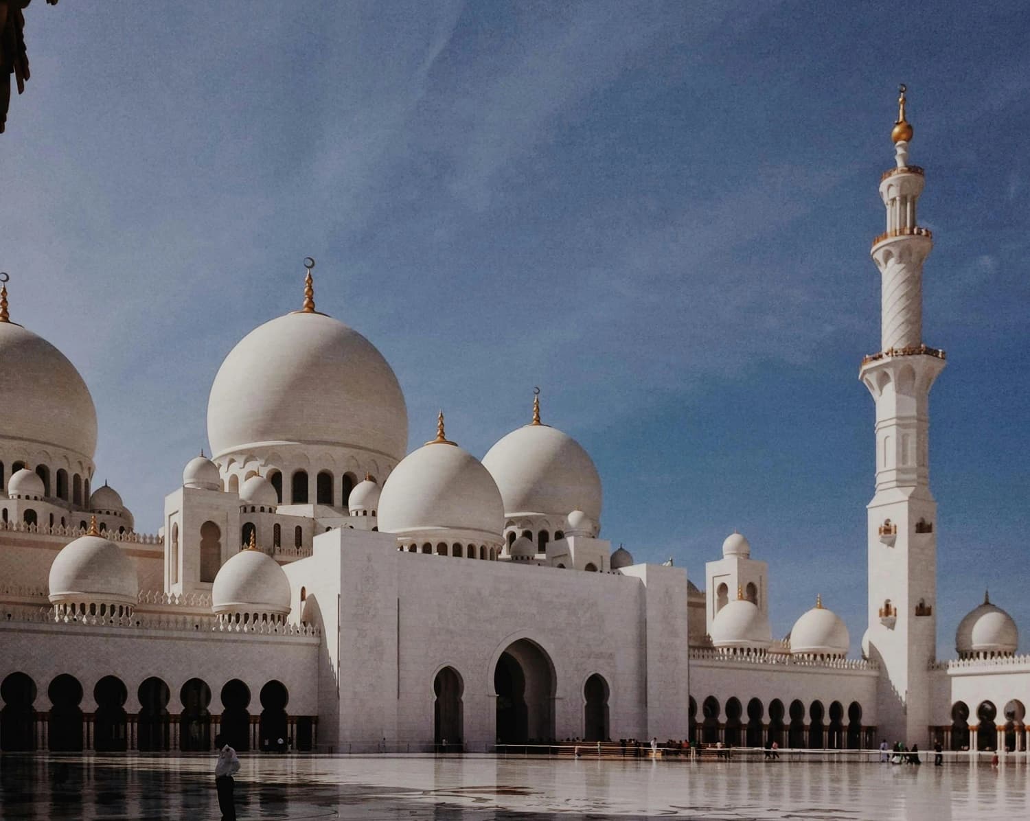 What to Wear in Dubai: Dress Code Guide for Tourists in 2026